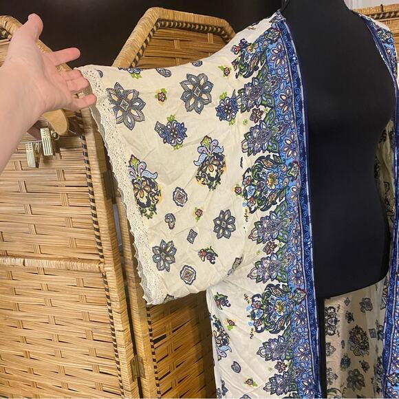 Pinky Floral Kimono duster with Blue and Cream Accents cottagecore boho medium - Picture 6 of 11